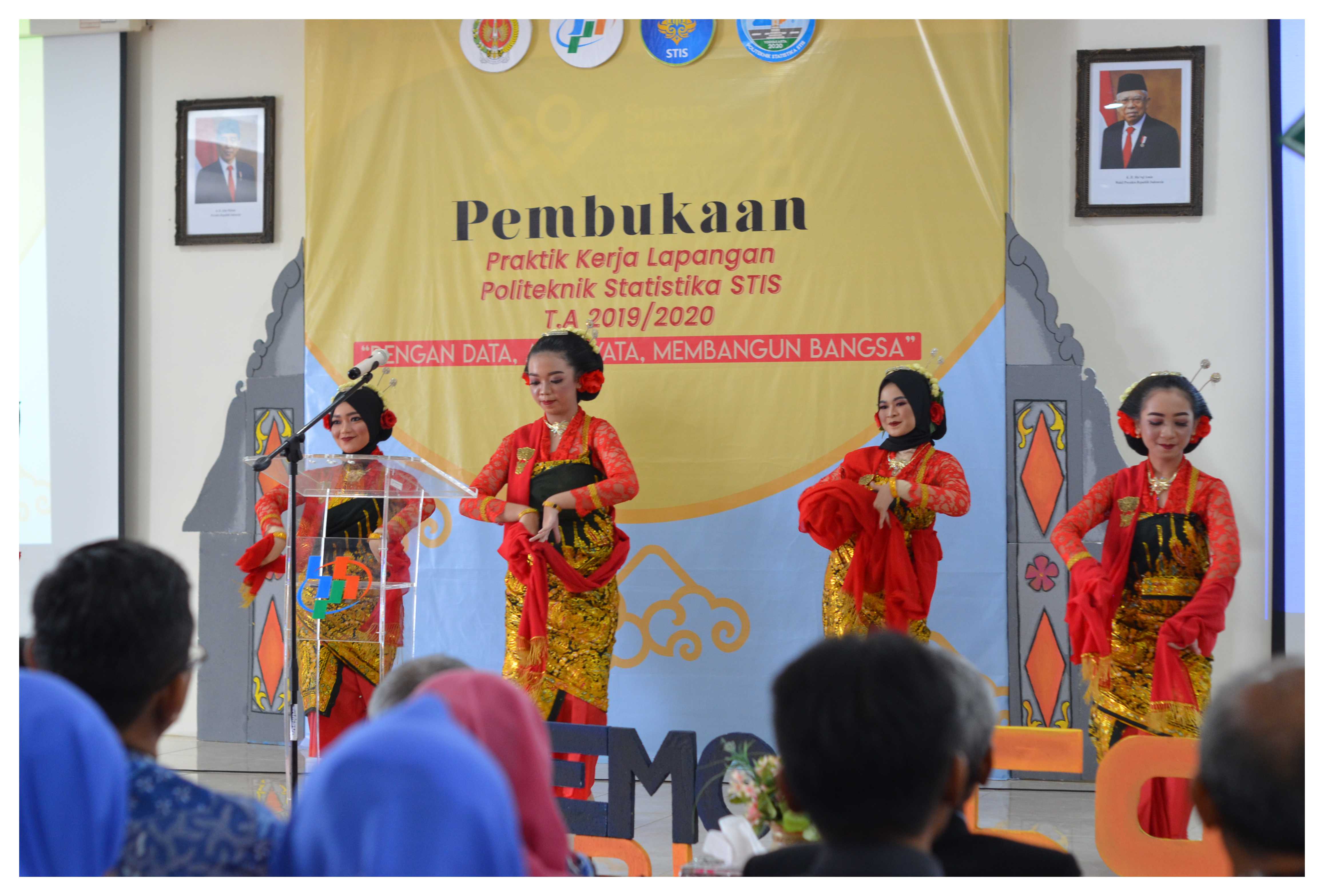 Persembahan tarian dari UKM Kesenian Bidang Paradise